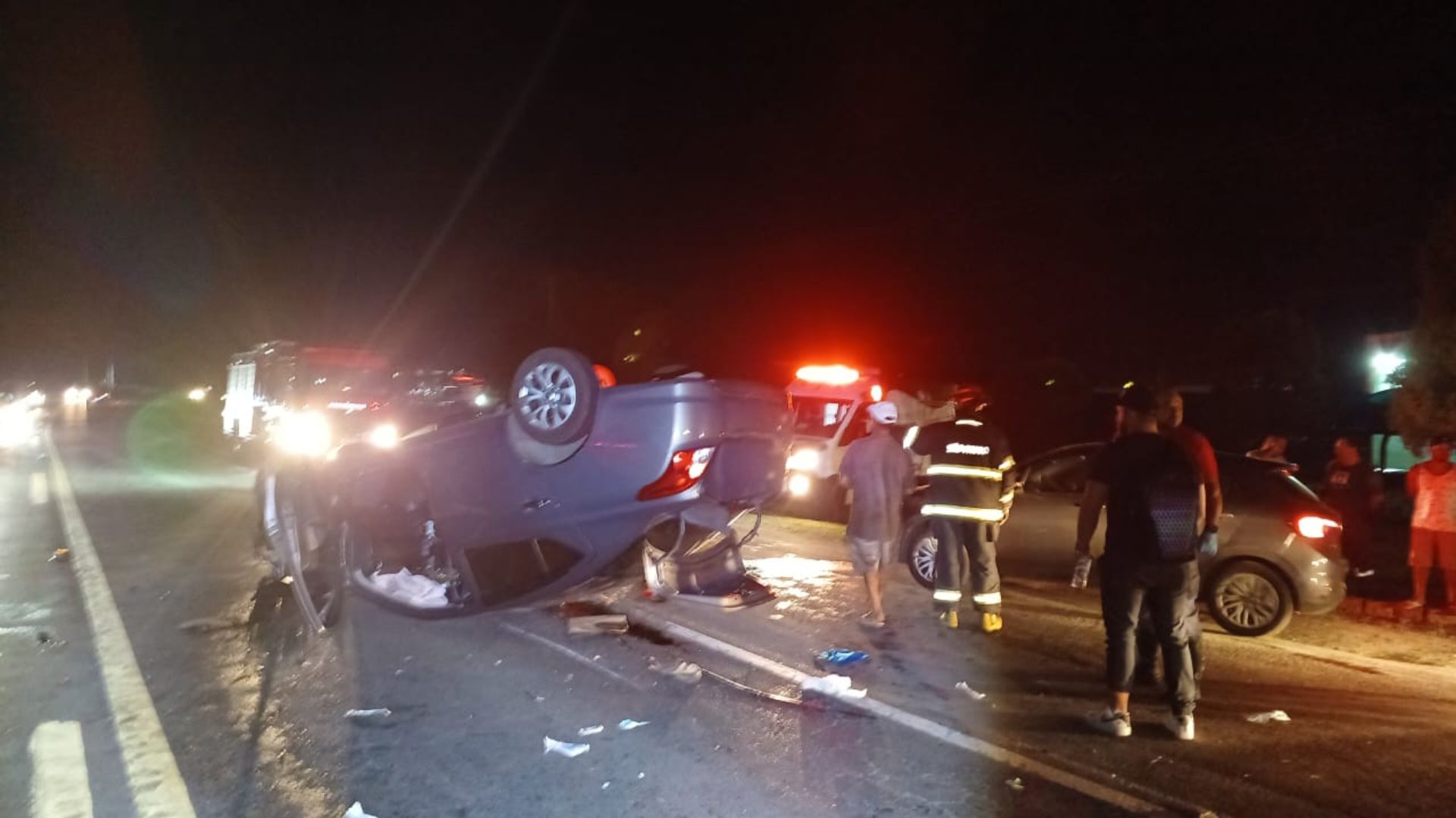 Dupla assalta motorista em Ipatinga, foge para Fabriciano, bate caminhonete roubada e um é preso