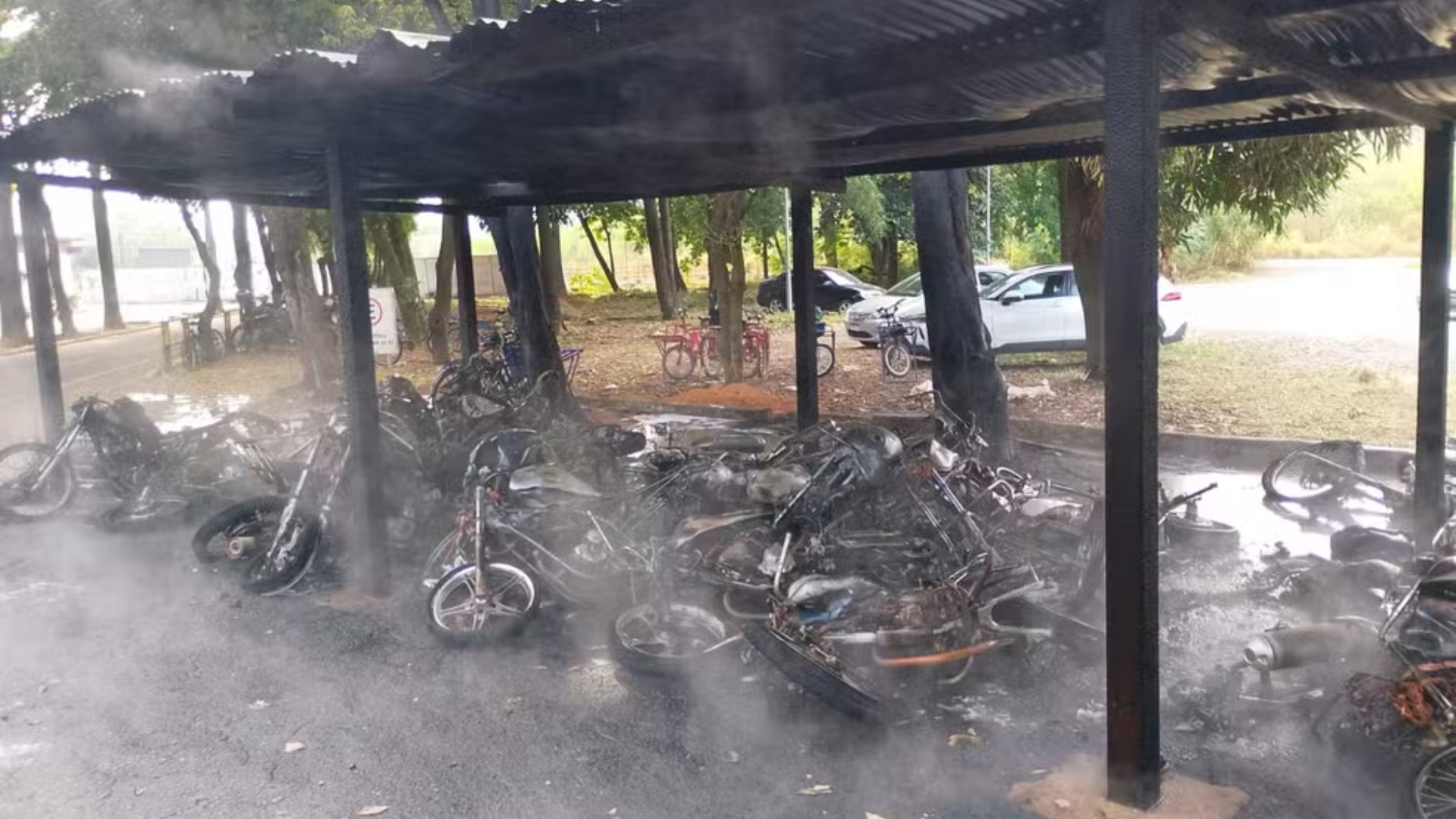 Incêndio em estacionamento da Aperam destrói cerca de 35 motocicletas em Timóteo