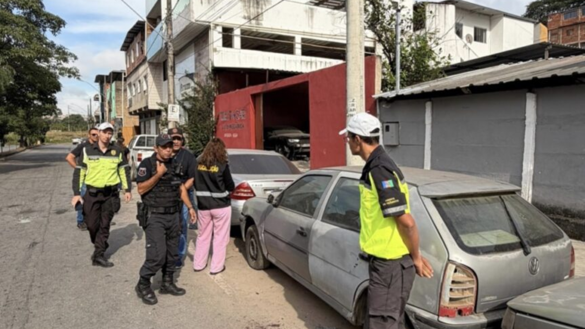 Operação no bairro Tiradentes resulta em 36 notificações a oficinas e reforça combate a veículos abandonados em Ipatinga