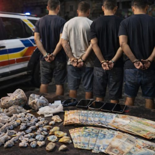 Cinco pessoas são presas por tráfico de drogas após operação da PM em Timóteo