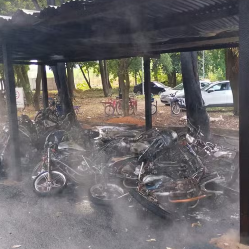 Incêndio em estacionamento da Aperam destrói cerca de 35 motocicletas em Timóteo