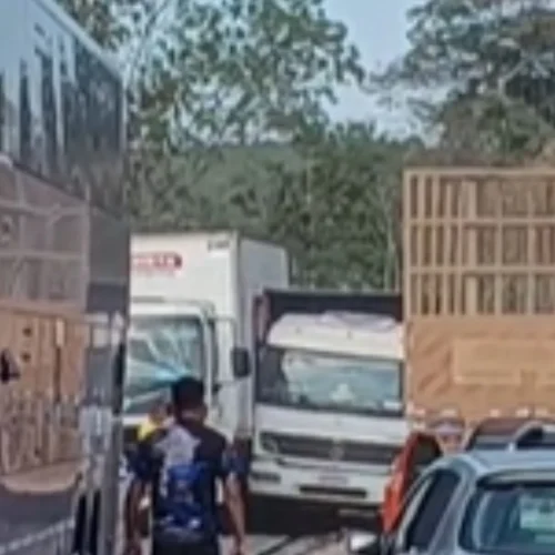 Colisão entre quatro veículos interdita trecho da BR-381 próximo ao Vale do Aço