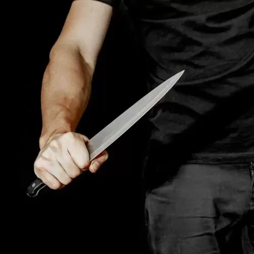 Jovem é detido com faca após confusão na Praça da Paz, em Timóteo